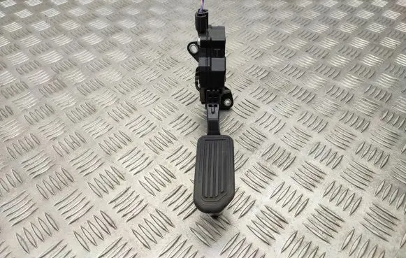 Toyota RAV 4 (XA40) Accelerator throttle pedal 7811042040