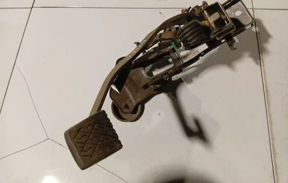 Lexus IS 220D-250-350 Brake pedal 