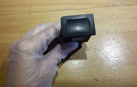 Volkswagen Golf IV Windscreen/window heater switch 1J0959621