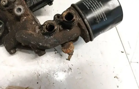 Honda Civic Oil filter mounting bracket 