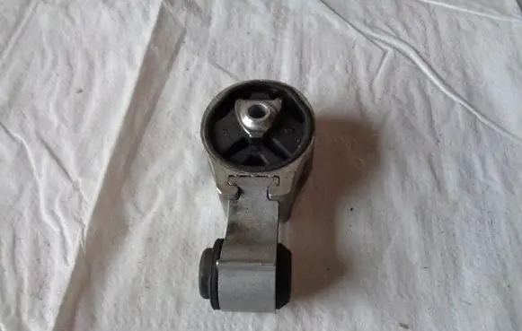 Engine mount vacuum valve