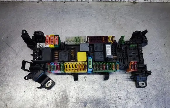 Mercedes-Benz A W176 Fuse box set A2465400340