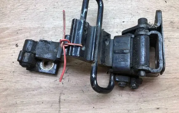 Audi A6 S6 C6 4F Rear door lower hinge 8E0833411L