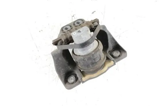 Volvo XC90 Engine mount bracket