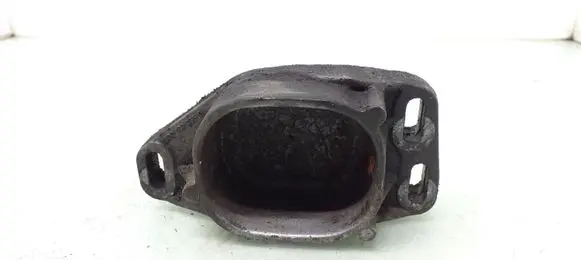 Volkswagen PASSAT B5.5 Engine mounting bracket 8D0199335Q
