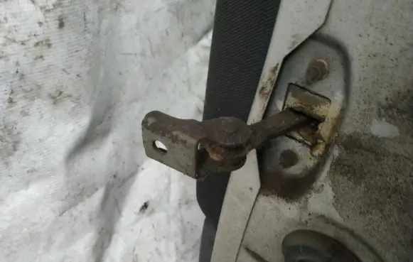 Ford Mondeo MK II Rear door check strap stopper