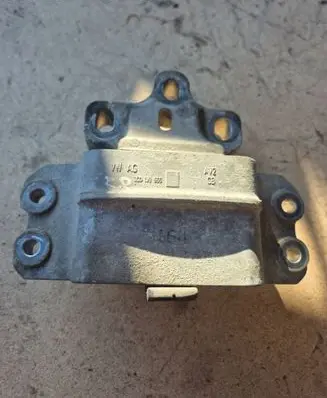 Volkswagen PASSAT B6 Engine mount bracket 3C0199555