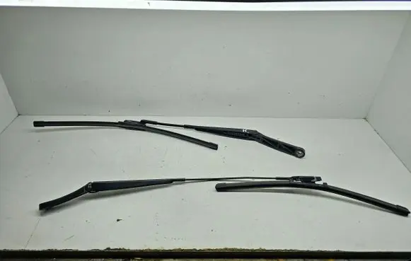 Volkswagen Golf VI Front wiper blade arm 1Q1955409 1Q1955410B