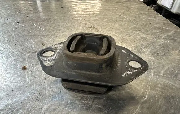 Nissan X-Trail T32 Engine mount bracket