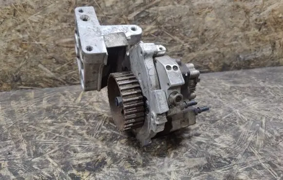 Renault Megane II Fuel injection high pressure pump 8200108225