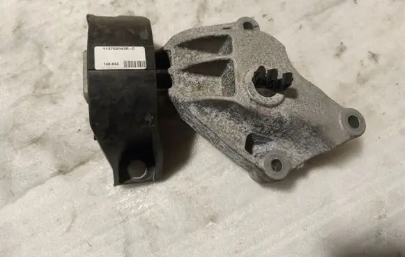 Dacia Sandero III Engine mount bracket 113752043R