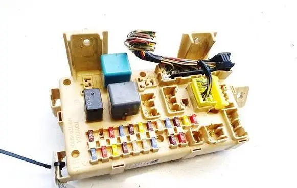 Toyota Avensis T250 Fuse box set 82641ca010f