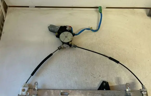 Honda CR-V Front door window regulator with motor 