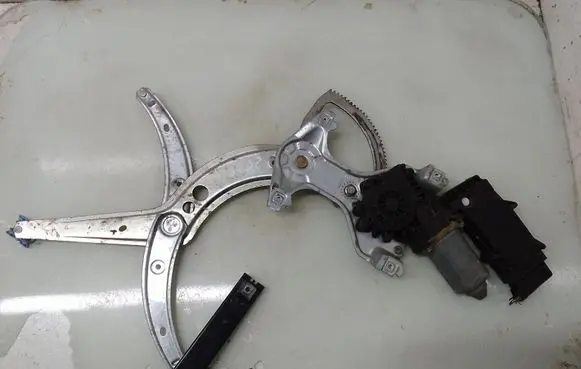 Volkswagen PASSAT B4 Front door window regulator with motor 