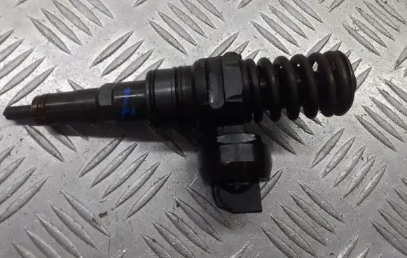 Volkswagen PASSAT B6 Fuel injector BRAKNUMERU
