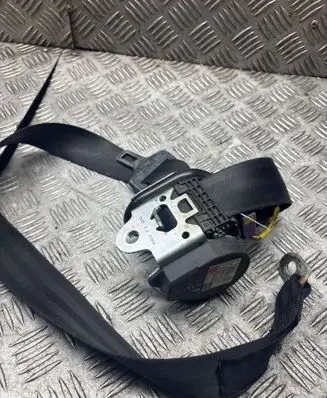 Volkswagen Golf VI Rear seatbelt 