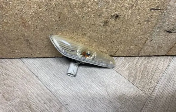 Front fender indicator light