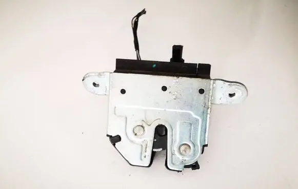 Opel Corsa E Tailgate/trunk/boot lock/catch/latch 39021416