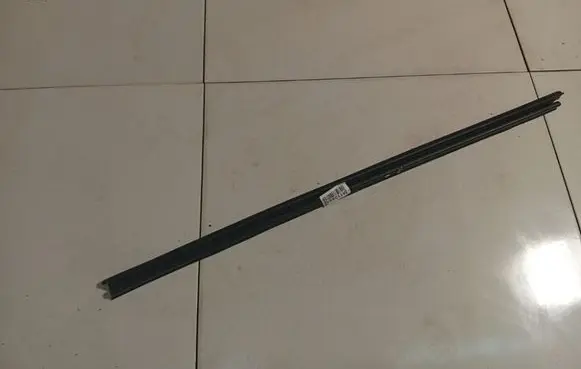 Volkswagen PASSAT B6 Front door glass trim molding