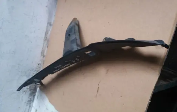 Honda FR-V Fender mounting bracket