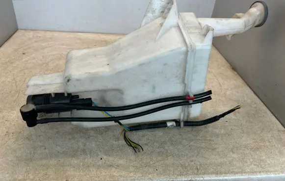 Nissan Note (E12) Windshield washer fluid reservoir/tank 