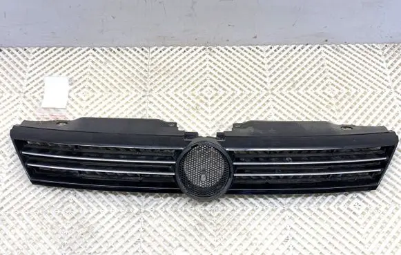 Volkswagen Jetta VI Front grill 5C6853653