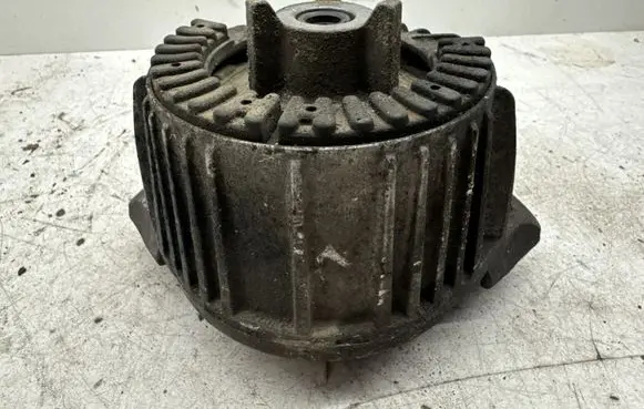Mercedes-Benz C W204 Engine mount bracket
