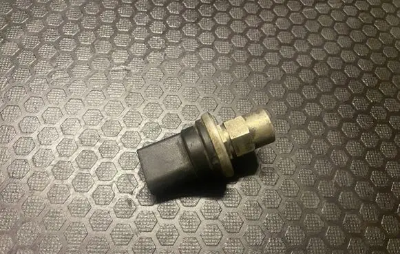 Volkswagen PASSAT B6 Air conditioning (A/C) pressure sensor 1J0959126