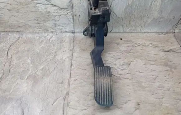 Mercedes-Benz Vito Viano W638 Accelerator throttle pedal A9013000404 0281002335