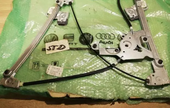 Skoda Octavia Mk1 (1U) Front door electric window regulator 1U0837462B