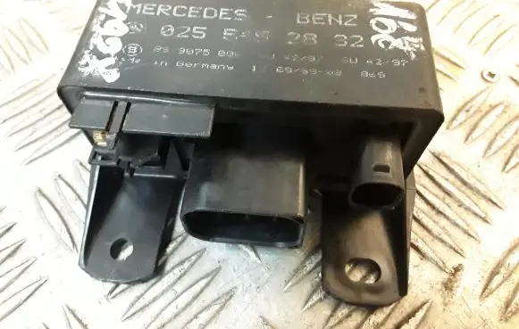 Mercedes-Benz A W168 Glow plug pre-heat relay 0255452832 A0255452832