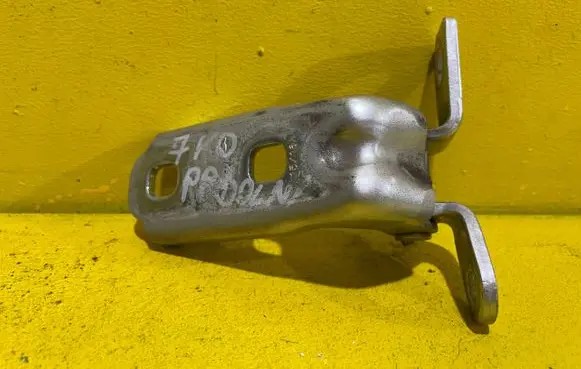 Chevrolet Orlando Front door lower hinge 122112211221