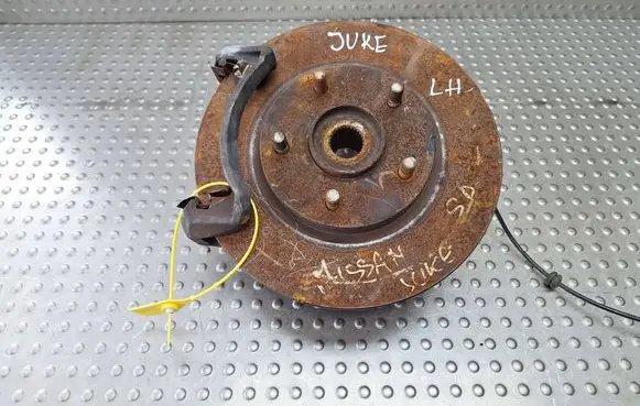 Nissan Juke I F15 Front wheel hub spindle knuckle