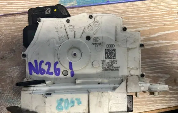 Audi A6 S6 C4 4A Front door lock 4K1837016J