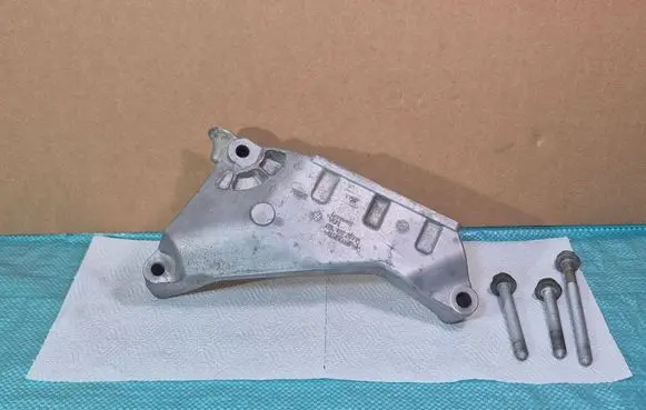 Volkswagen Transporter - Caravelle T5 Engine mounting bracket 03L199207B