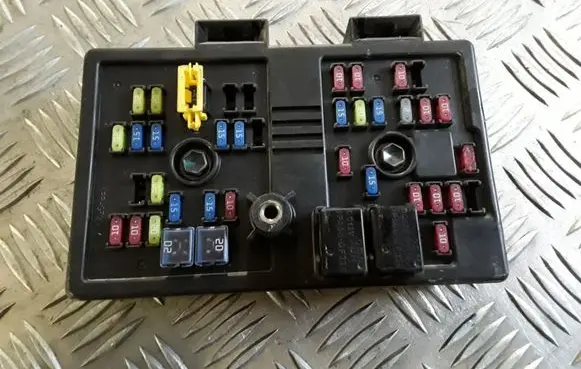 Chevrolet Captiva Fuse module 96821082
