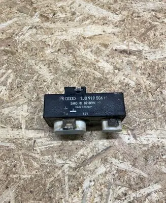 Volkswagen Golf IV Coolant fan relay 1J0919506H 89888410