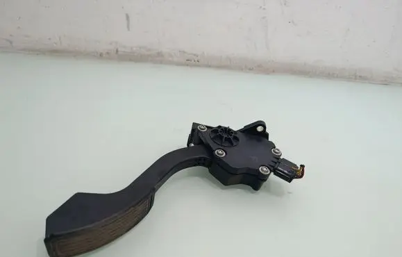 Accelerator throttle pedal