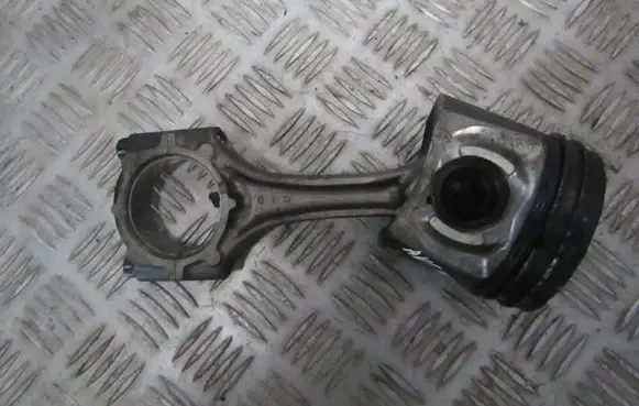 Toyota Avensis T250 Piston with connecting rod