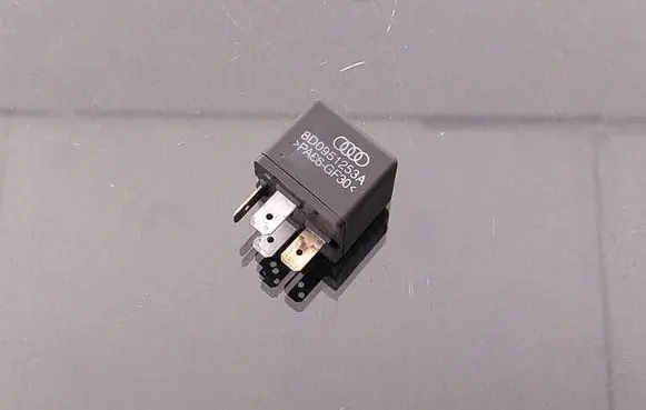 Volkswagen Touareg I Hazard warning light relay 8D0951253A