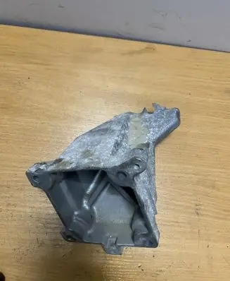 Mercedes-Benz E W212 Engine mounting bracket A2762230004