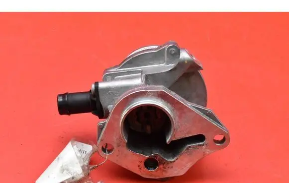 Nissan Juke I F15 Vacuum pump 146505272R