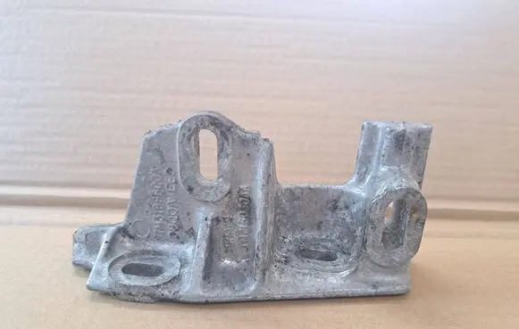 Engine mounting bracket