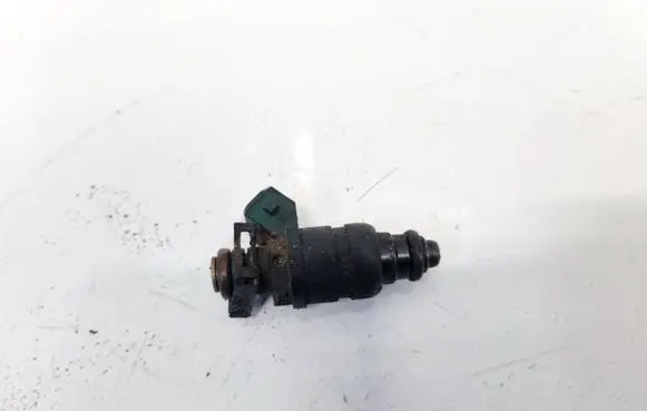 Volkswagen Golf IV Fuel injector 037906031AA