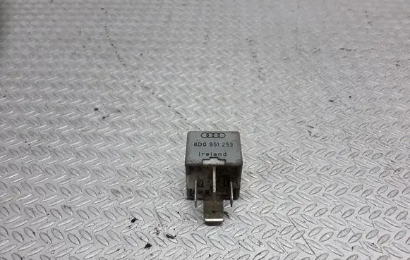 Volkswagen PASSAT B5 Other relay 8D0951253
