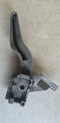 Opel Astra H Engine bonnet (hood) release handle 218186591