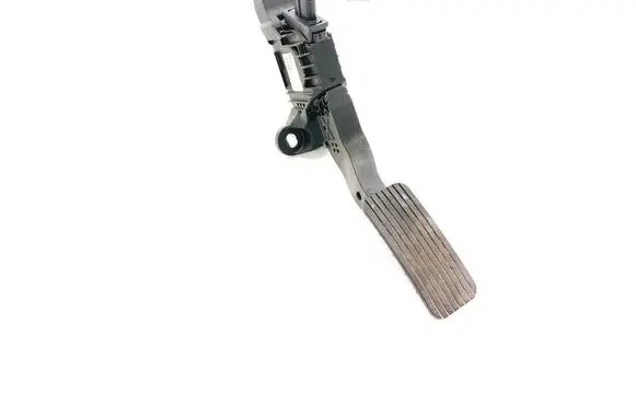 Accelerator throttle pedal