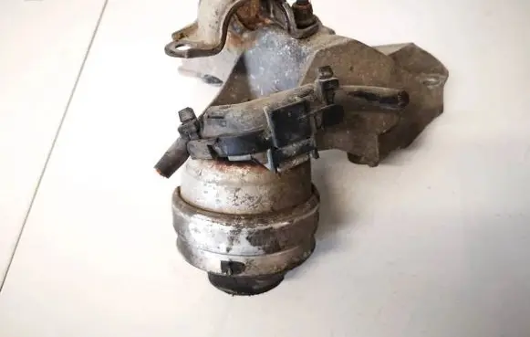 Volkswagen PASSAT B5 Engine mount bracket 8d0199379j 8d0199379m