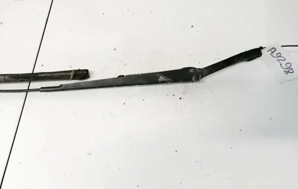 Opel Zafira A Front wiper blade arm 90582557