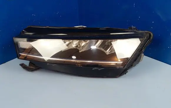 Skoda Octavia Mk4 Headlight/headlamp 5E4941015 030111823100